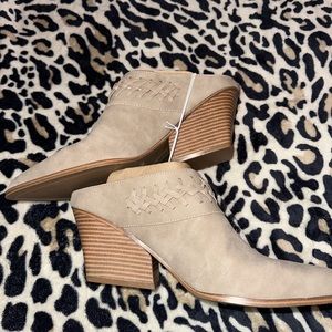 NWT BACKLESS HEALED BOOTIES